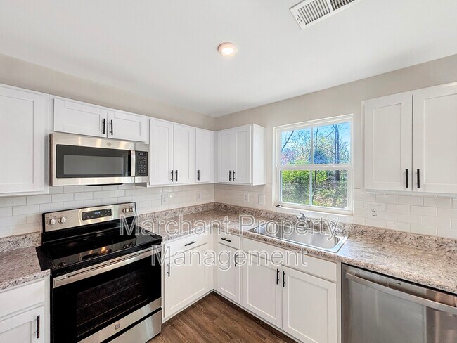 Building Photo - 219 Maple Frg Trl