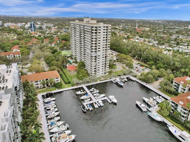 Building Photo - 3200 Port Royale Dr S