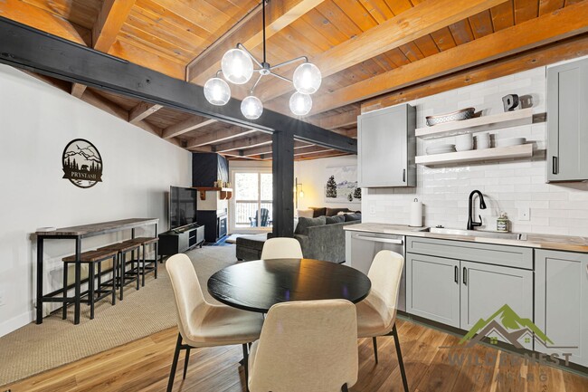 Building Photo - Gorgeous Remodeled Treehouse 2 Bed with Mo...