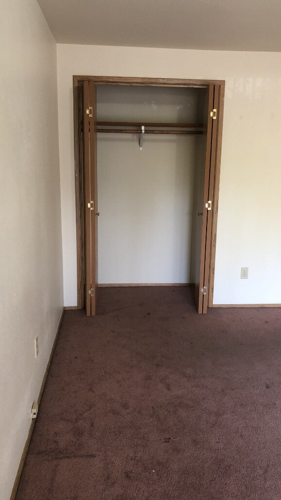 Building Photo - 852 SW Maple Tree Dr