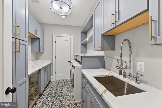 Building Photo - 7002 River Oaks Dr