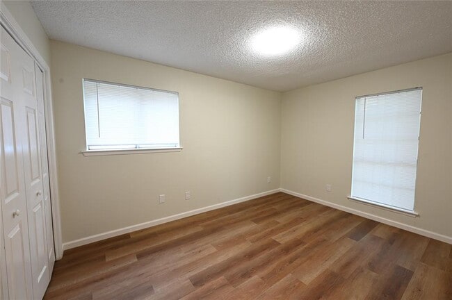 Building Photo - 9715 Oak Hollow Dr