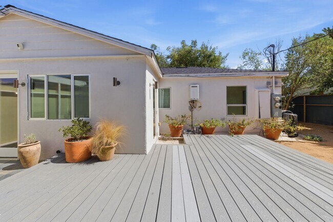 Building Photo - Amazing Del Rey House Available