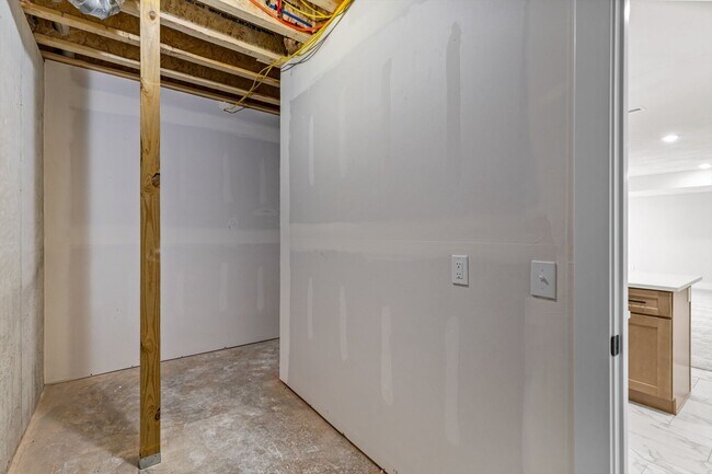 Building Photo - 702 S Thornridge Dr