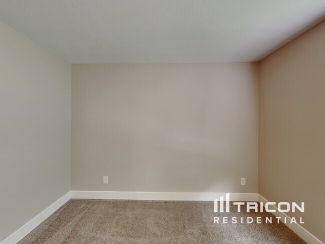 Building Photo - 525 Somerset Ln