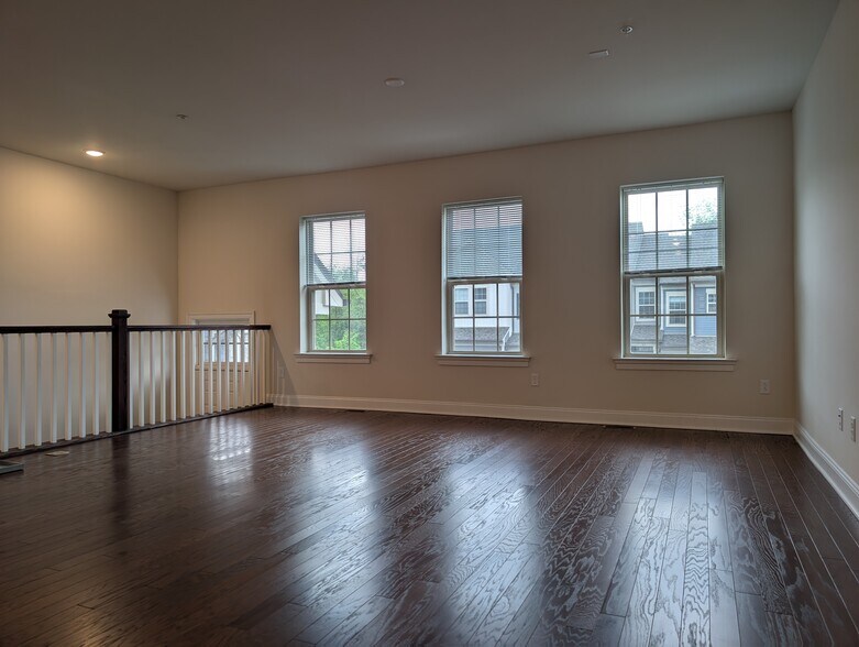 Building Photo - 35 Dahlia Dr
