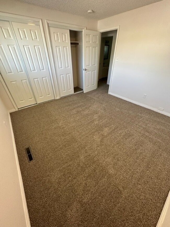 Building Photo - Beautiful 4 Bedroom 2 Bathroom house! #1103