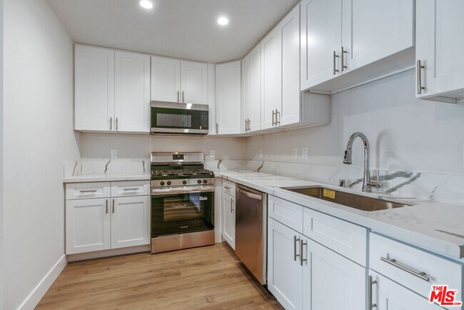 Building Photo - 2232 W 24th St