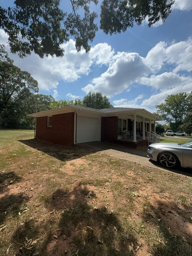 Building Photo - "Charming 3-Bed, 2-Bath Home at 109 Calhoun Ave: Your Serene Retreat in Pendleton!"