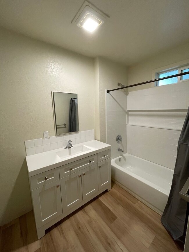 Building Photo - 1045 Sq. Ft. Private Two Bedroom One Bath ...