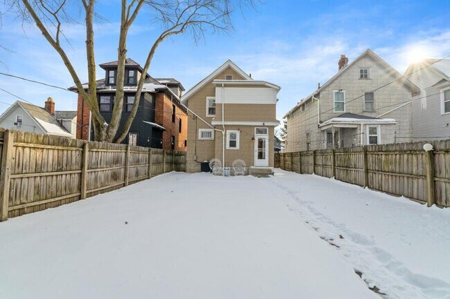 Building Photo - 1511 Hamlet St