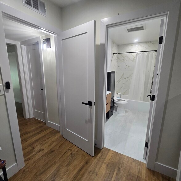 Building Photo - 916 S Sherbourne Dr