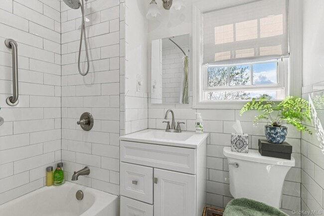 Building Photo - 21 Bayview Ct