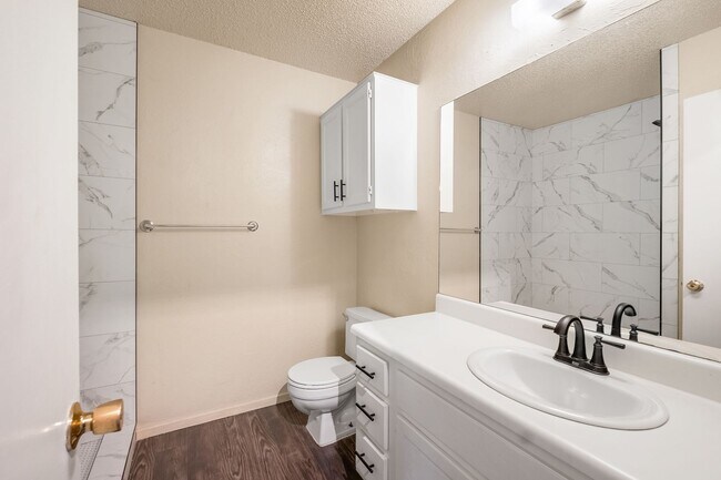 Building Photo - 2 Bedroom, 1 Bath Duplex with 1 Car Garage...