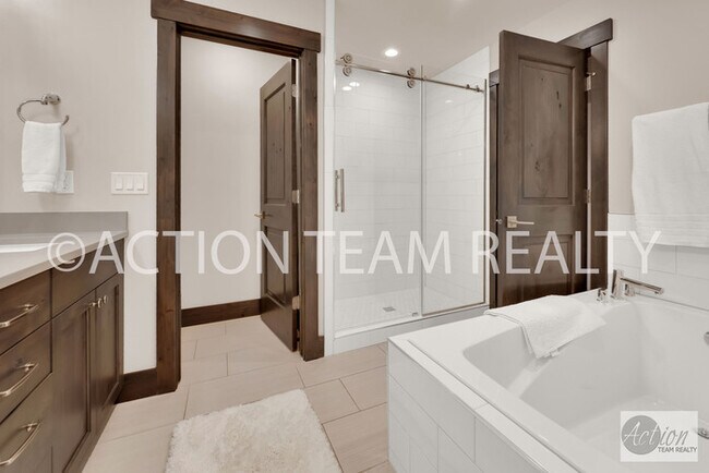 Building Photo - Beautiful Townhome in Huntsville