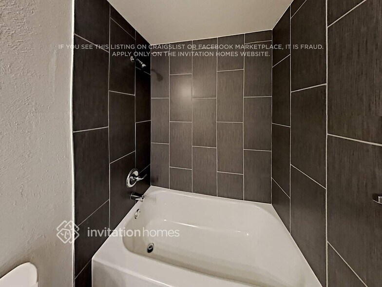 Building Photo - 5940 S Oak Way