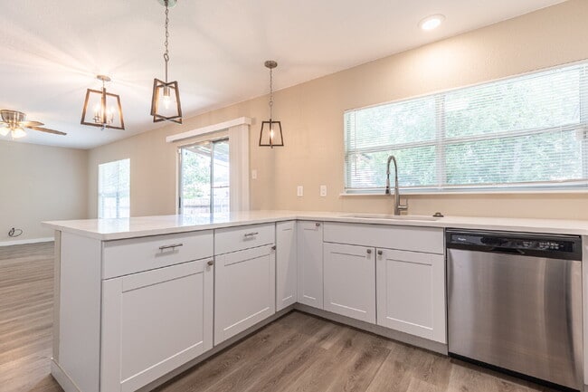 Building Photo - 1366 Bayou Dr