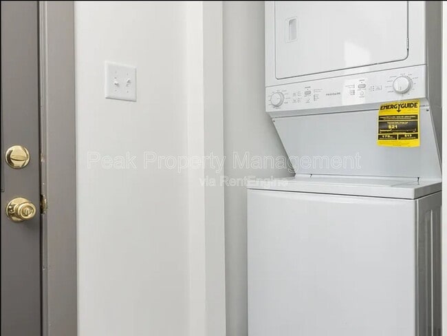 Building Photo - 2010 Maury St