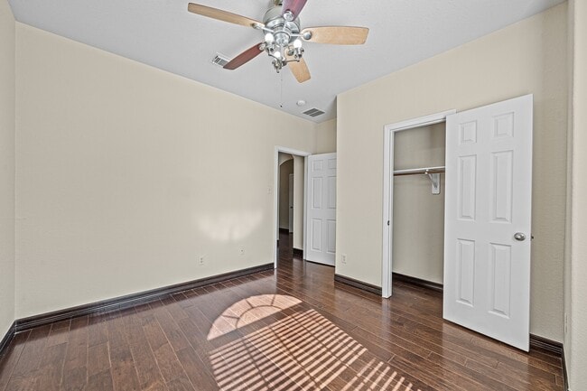 Building Photo - 7202 Lyndhurst Village Ln