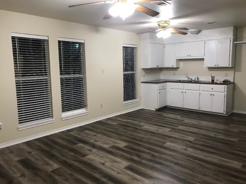 Building Photo - 1217 Oak Dr