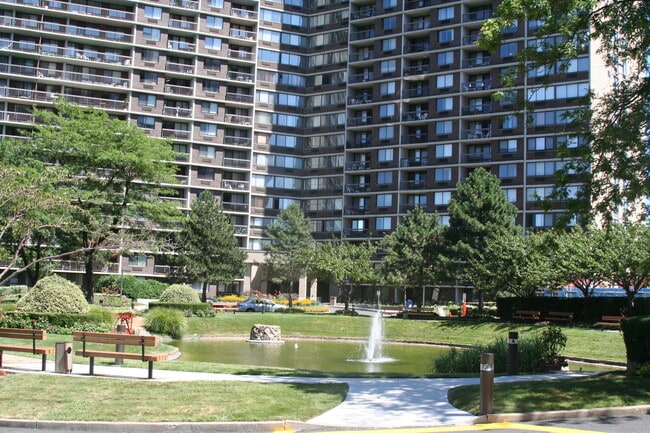 FrontEntrance and grounds - 2 Bay Club Dr