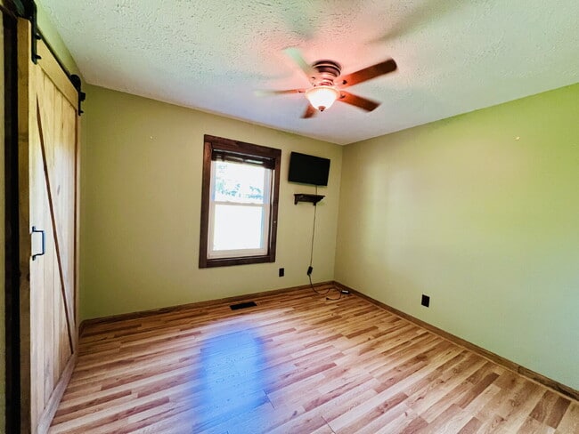 Building Photo - Charming 3-Bed, 2-Bath Home with back yard...