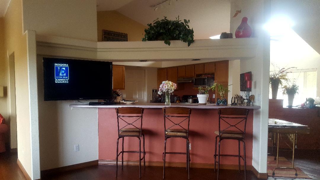 Bar counter between kitchen and living room - 6 Vista Bonita Dr