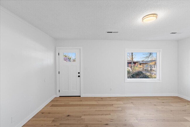 Building Photo - Newly renovated 2bed 2bath for rent!