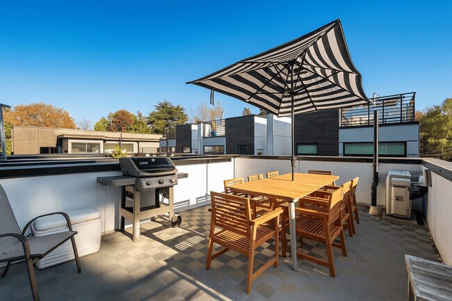 Building Photo - 673 Belmont Pl E