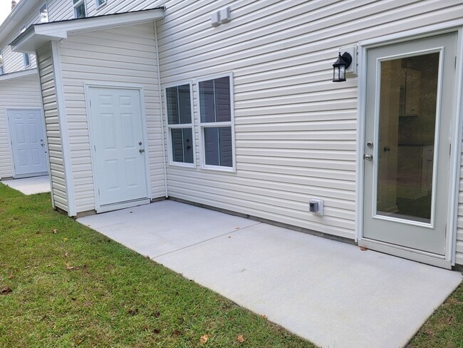 Building Photo - Welcome to our townhouse in the beautiful location of Leland, NC.