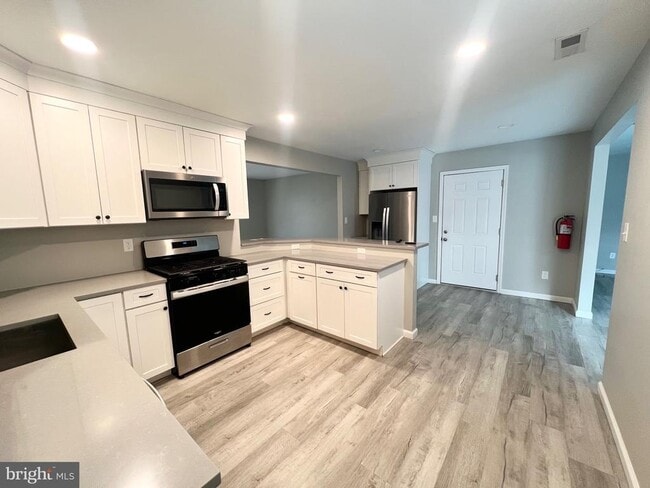 Building Photo - 6 Avery Dr