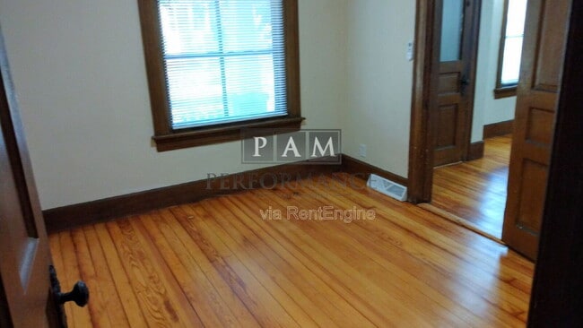 Building Photo - 902 E Chambers St