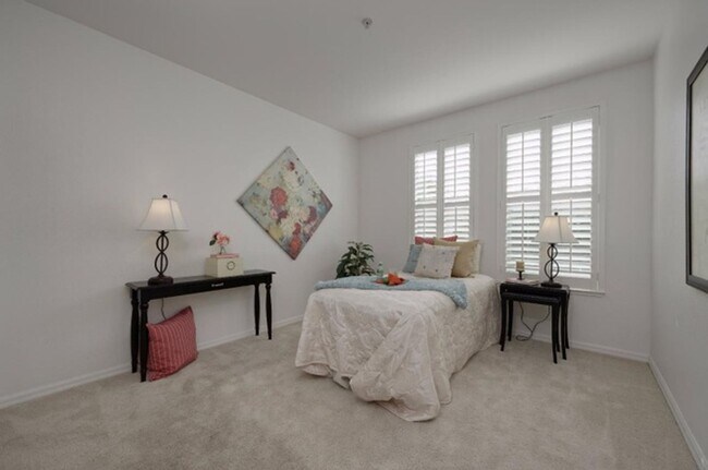 Building Photo - Gated Community With Pool and Fitness Center / 2 Beds 2 Baths