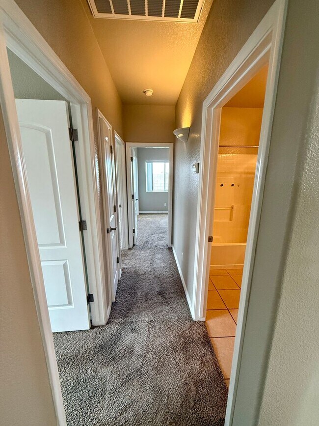 Building Photo - Move in Special! Half off 1st Month's Rent- Great 3 Bedroom Duplex near the Kingman Hospital!