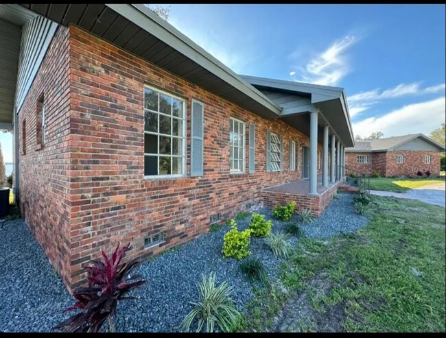 Building Photo - 1019 State Rd 540 W