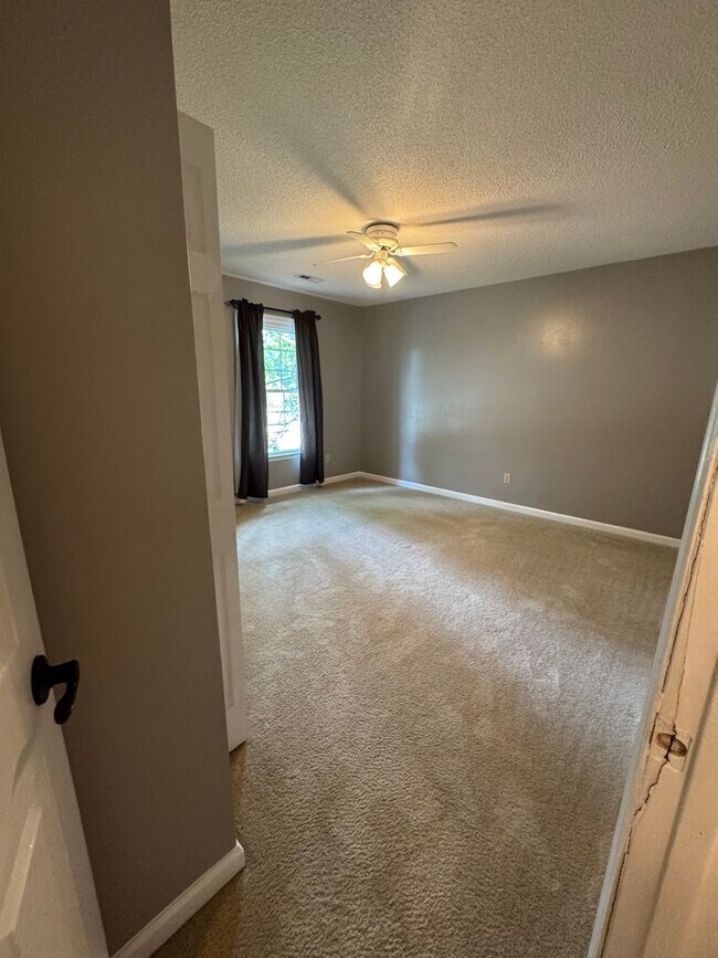 Building Photo - 2000/3 br/2.5 ba/bonus room/office 2,330 sqft
