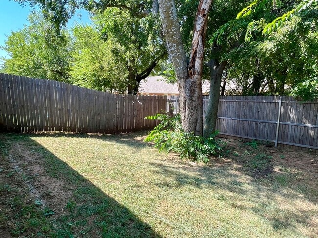 Building Photo - Updated 3 Bedroom 2 Bath Duplex in the Hea...