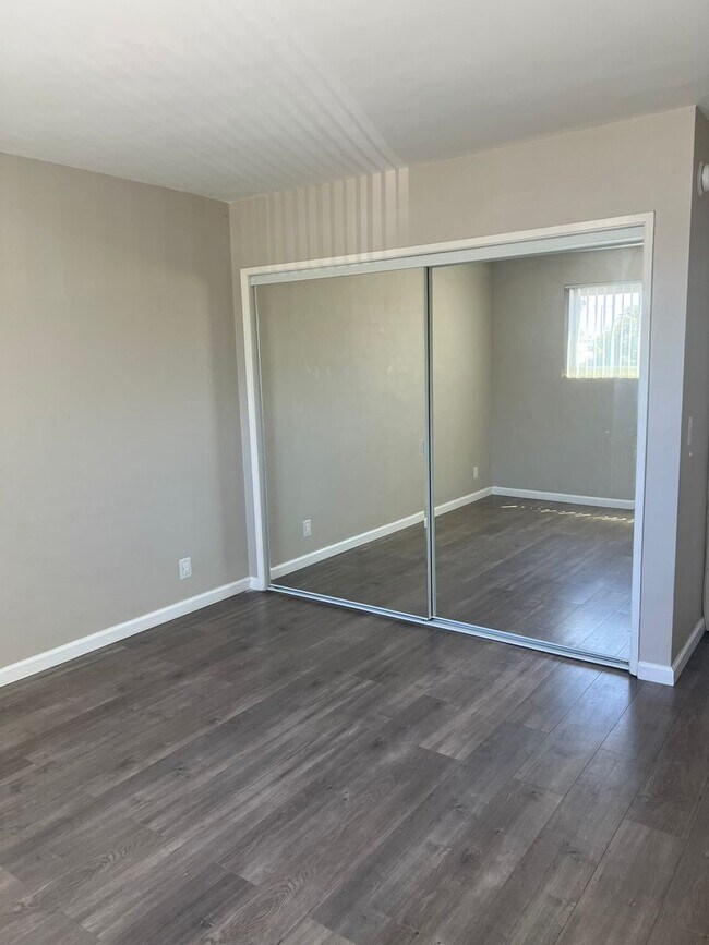 Building Photo - Remodeled, Spacious and Bright 1 Bedroom