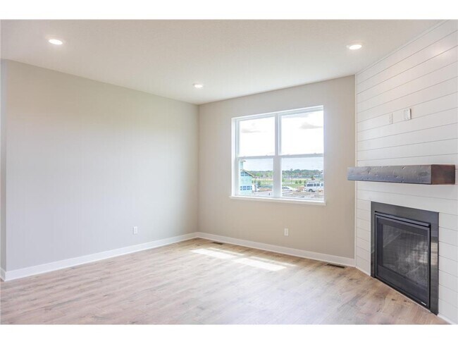 Building Photo - 717 Winterberry Ln