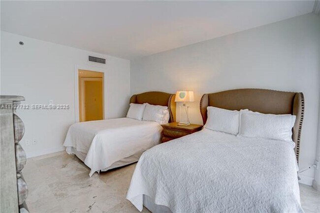 Building Photo - 7000 Island Blvd