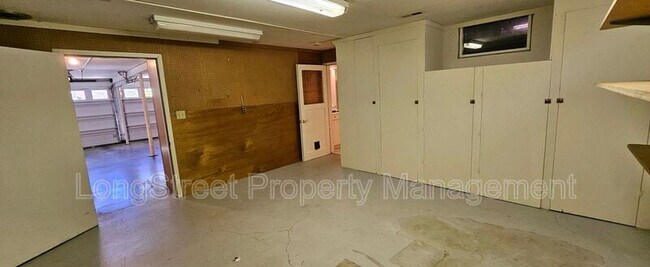 Building Photo - 6910 SW 11th Dr