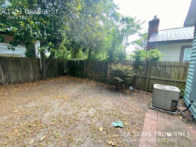 Building Photo - Downtown home with private back yard