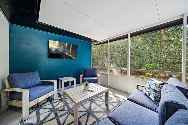 Building Photo - 722 SW 25th Pl