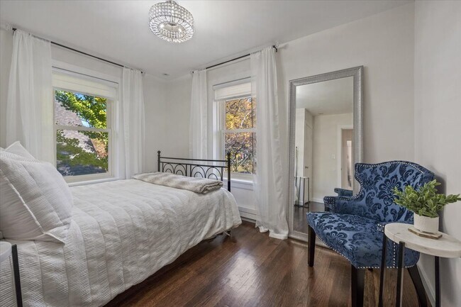 Building Photo - 606 Barton Ave