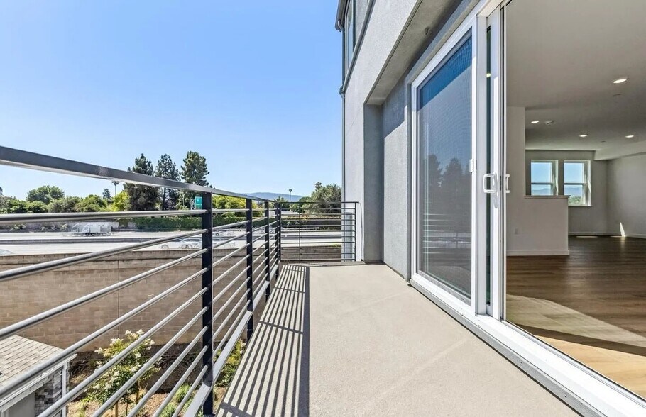 Building Photo - 818 Redberry Way