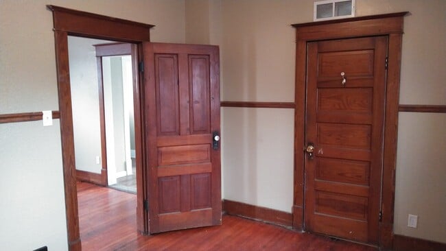 Building Photo - 145 E 14th St