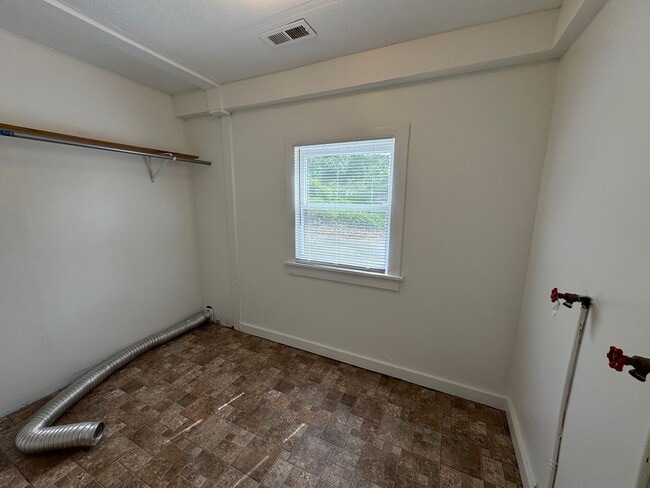 Building Photo - Central Asheville - Renovated Bungalow!