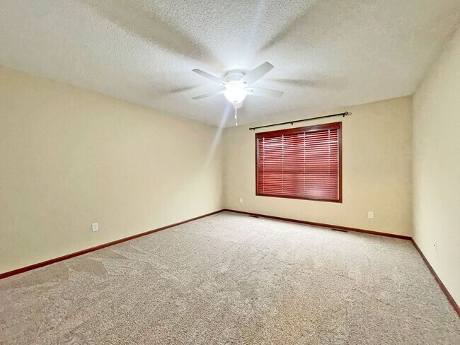 Building Photo - Spectacular SPACIOUS 3 Bedroom Plus Giant ...