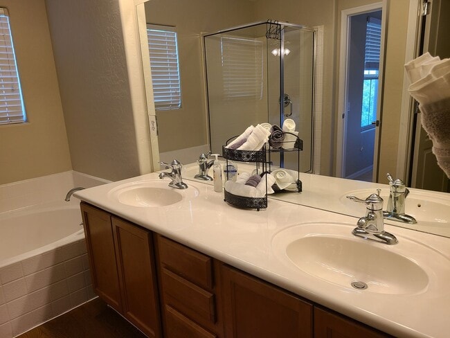 Building Photo - Fully Furnished 3 Bedrooms 2 Car Garage with Community Pool & Spa