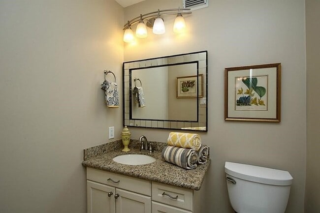 Building Photo - 5228 Woodlawn Pl